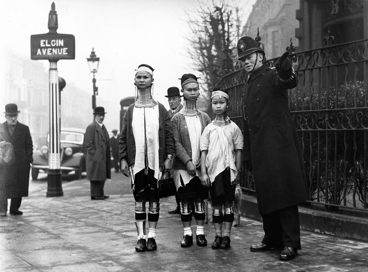 1935年泰缅地区长颈族妇女访问英国伦敦，有人感叹“外星人”到访
