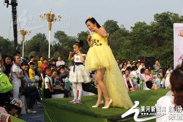 母亲节：临汾九州广场迎来一群孕妈咪T台秀（组图）
