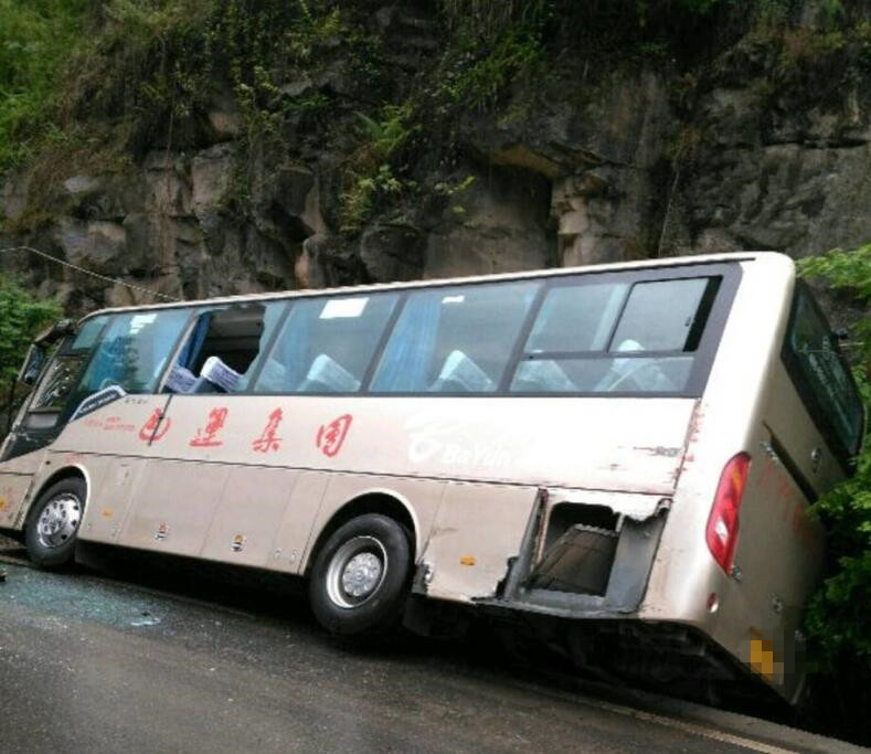 巴中一客运大巴与货车擦挂侧翻 两名乘客受伤（图）