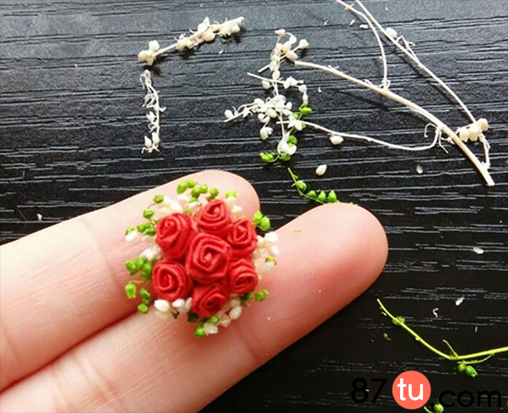 一束指尖上的精致玫瑰花折纸图解教程