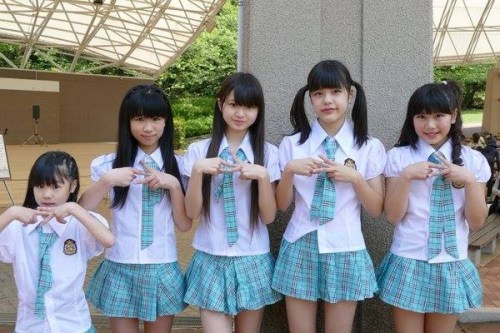 日本12岁小学女团走红，这么小穿比基尼真的好吗？