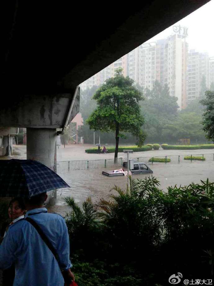 暴雨袭击深圳，没有冲锋艇的话，你还好意思出门不？