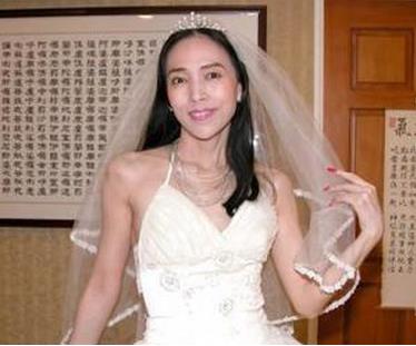 她是台湾百亿富婆，以惊人言行走红娱乐圈，五次婚姻成就爱情白痴