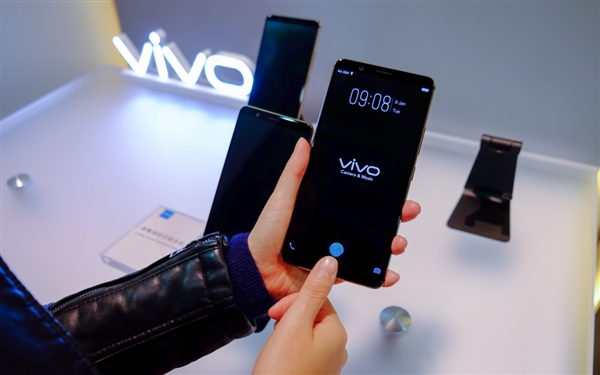 极致阐释全面屏手机！全世界第一款显示屏指纹识别vivo X20Plus预购：3598元
