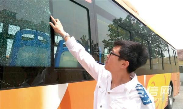 晚高峰公交车遭钢珠袭击 玻璃碎裂多乘客受惊