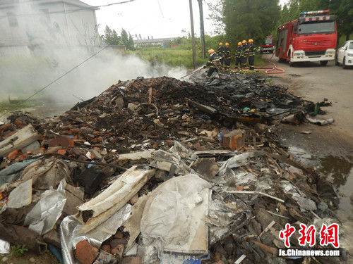 无锡一处垃圾起火引燃上方线缆 幸被居民及时报警