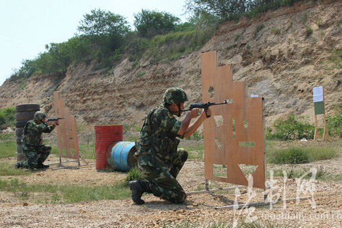 广西崇左边防开展实弹应用射击训练锤炼实战精兵