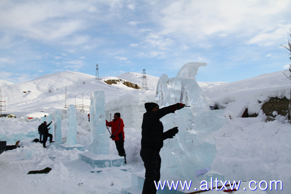 新疆阿勒泰第七届冰雕大赛进行时