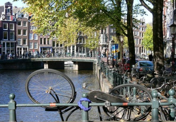 这是数以万计掉入运河的自行车，成就的一种特殊职业