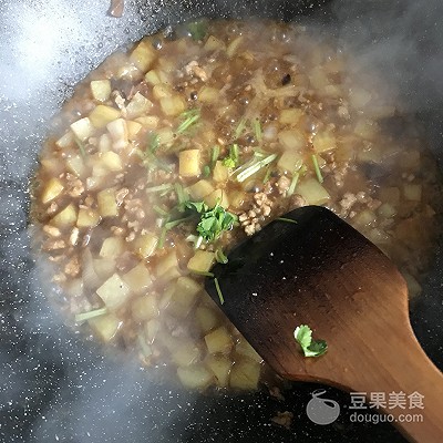 Sauce of potato Xianggu mushroom scoops up the practice of the face