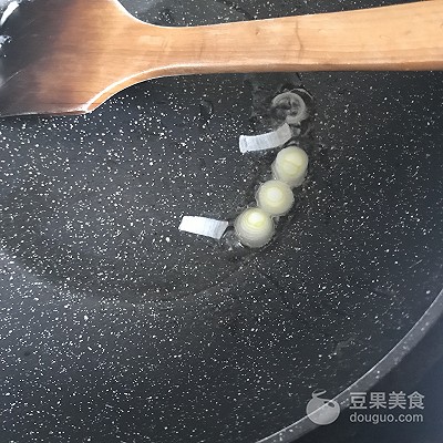 Sauce of potato Xianggu mushroom scoops up the practice of the face