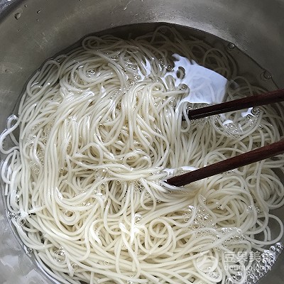Sauce of potato Xianggu mushroom scoops up the practice of the face