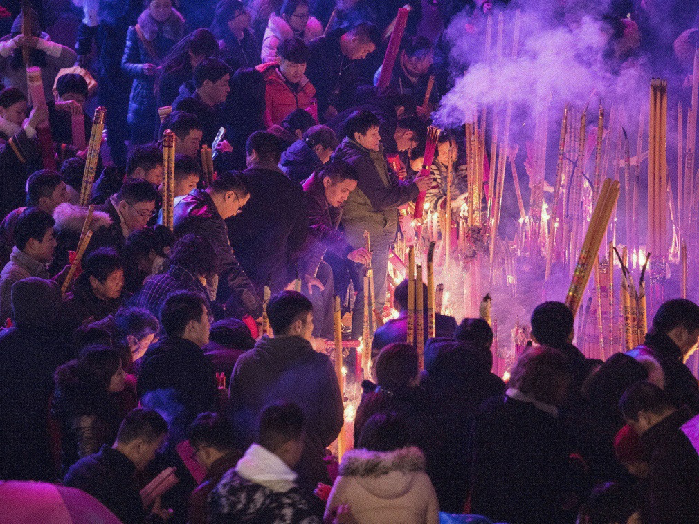 春节民众“抢头香”祈福！连夜排队成为成功抢得头香的必备技能