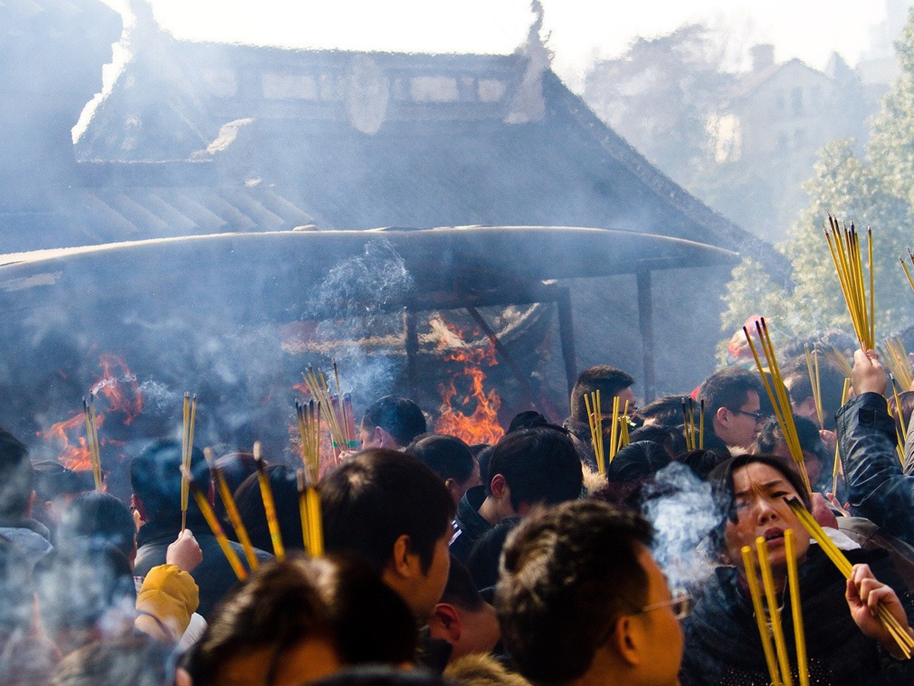 春节民众“抢头香”祈福！连夜排队成为成功抢得头香的必备技能