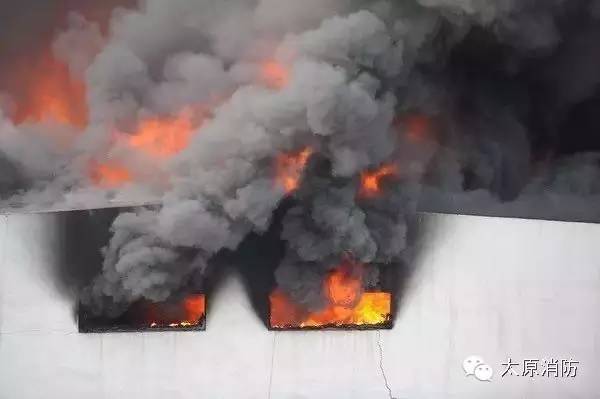 太原西太堡饮料厂宿舍附近仓库大火权威发布（多图加视频)