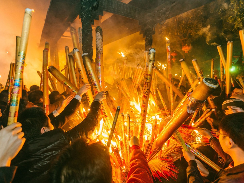 春节民众“抢头香”祈福！连夜排队成为成功抢得头香的必备技能