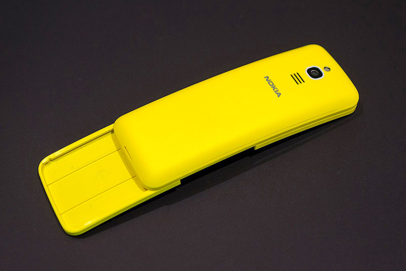 Nokia 再次传奇《The Matrix》中的經典下滑盖手机 8110