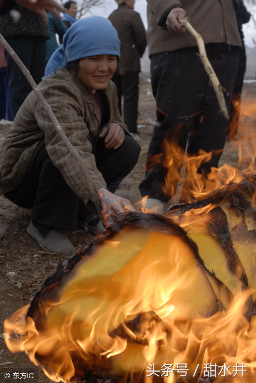 农村大妈们路边摆设贡品集体颂唱歌曲 祭拜“路神”保佑家人平安