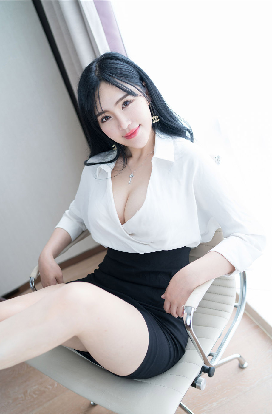 甜美动人的女秘书图片