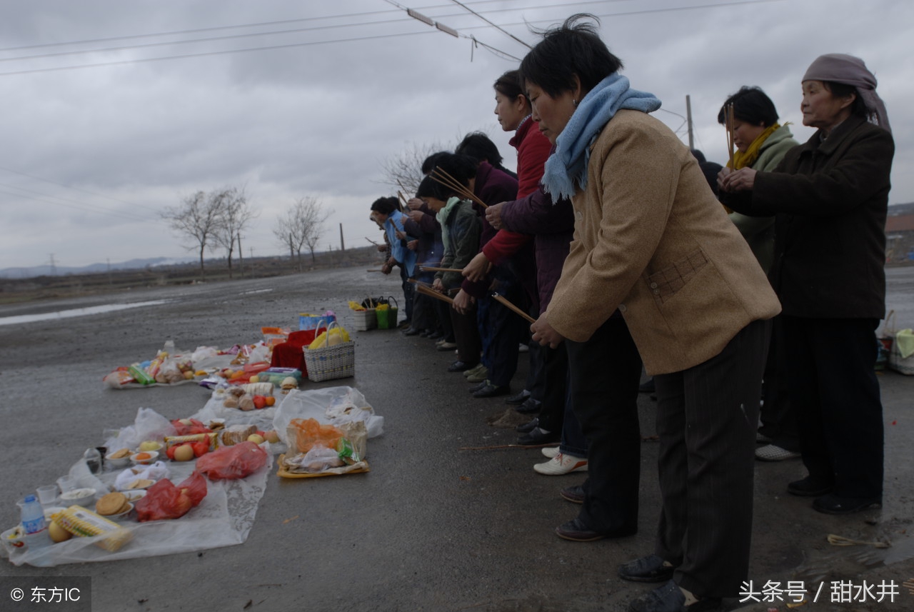 农村大妈们路边摆设贡品集体颂唱歌曲 祭拜“路神”保佑家人平安