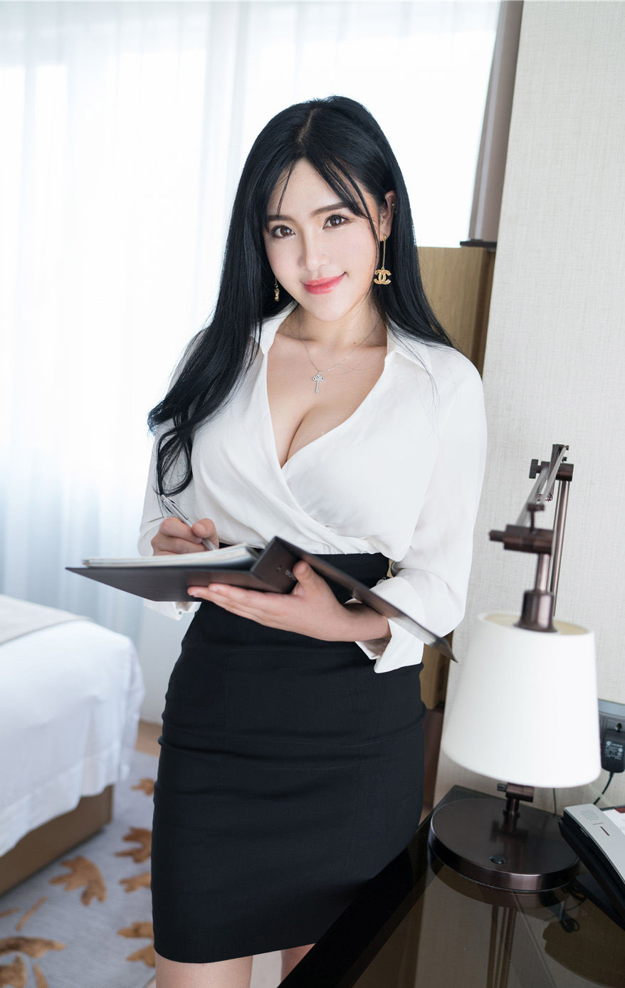 甜美动人的女秘书图片