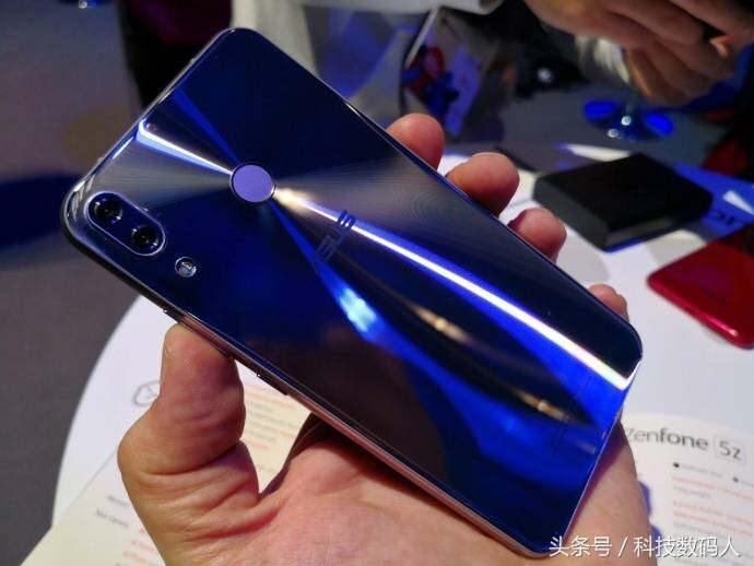 asusZenFone5新手机上市，它是iphoneX的双胞胎兄弟吗