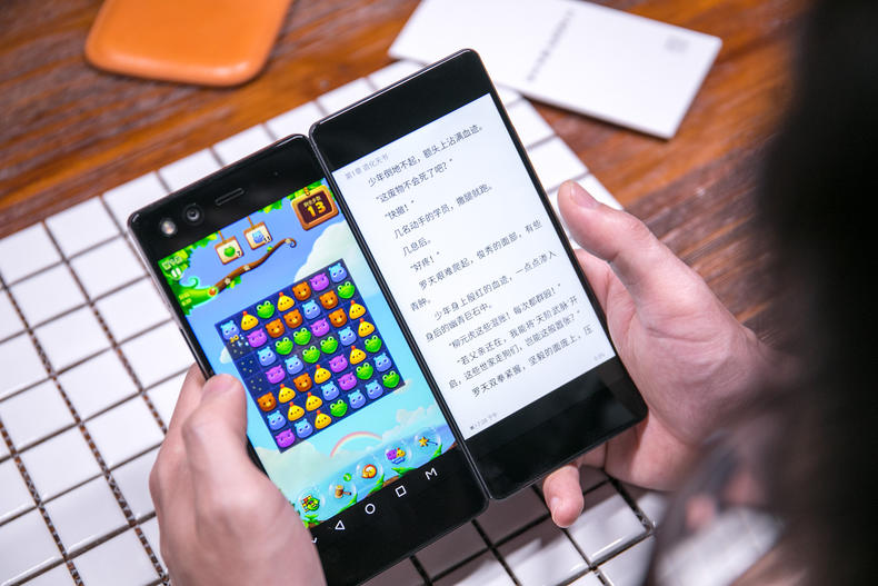 雙面屏幕折疊人生，中興AXON M評測
