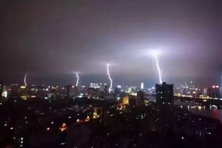 恶劣天气夜袭广西，发生14000多次闪电，已造成南宁2死多伤