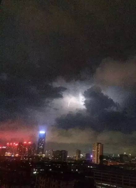 恶劣天气夜袭广西，发生14000多次闪电，已造成南宁2死多伤