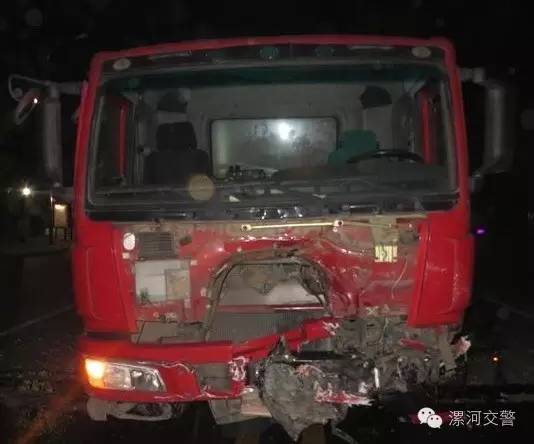 漯河：醉驾撞上大货车致车毁人亡！