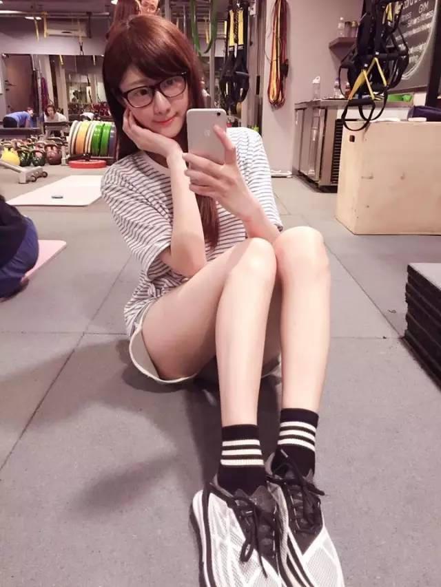 晒妹狂魔：她是台湾第一美腿，最爱穿黑丝！