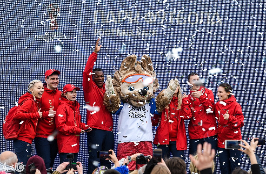 为什么世界杯球场跪滑不痛(2018年世界杯吉祥物的前世今生,你知道吗?