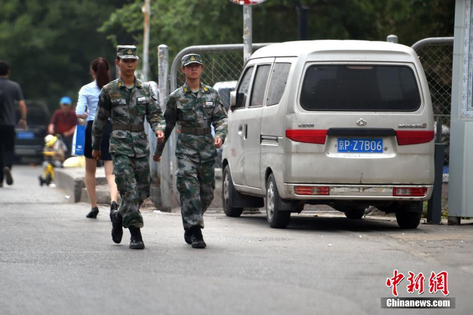 北京：小区保安穿军装站岗 戴作训帽佩校官军衔（图)
