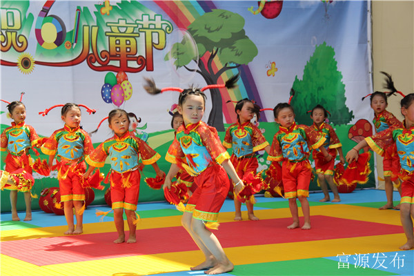 富源：营上镇中心幼儿园举行庆“六一”文艺汇演活动