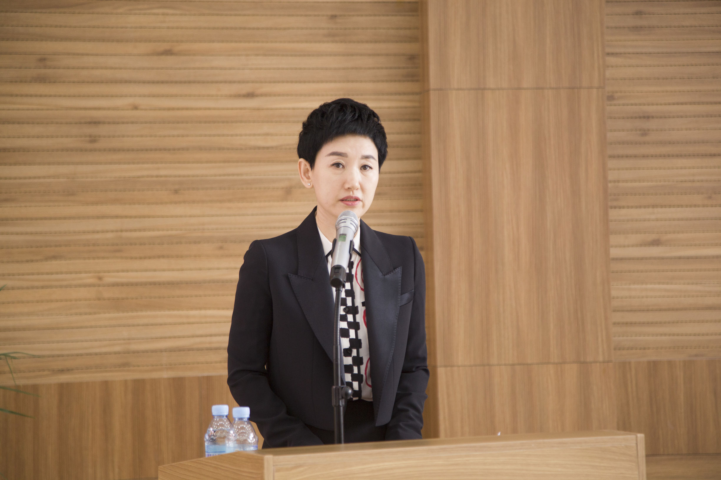 在一片掌声下,作为吉林市电子商务协会首任会长,吴悦春上台为大会发言