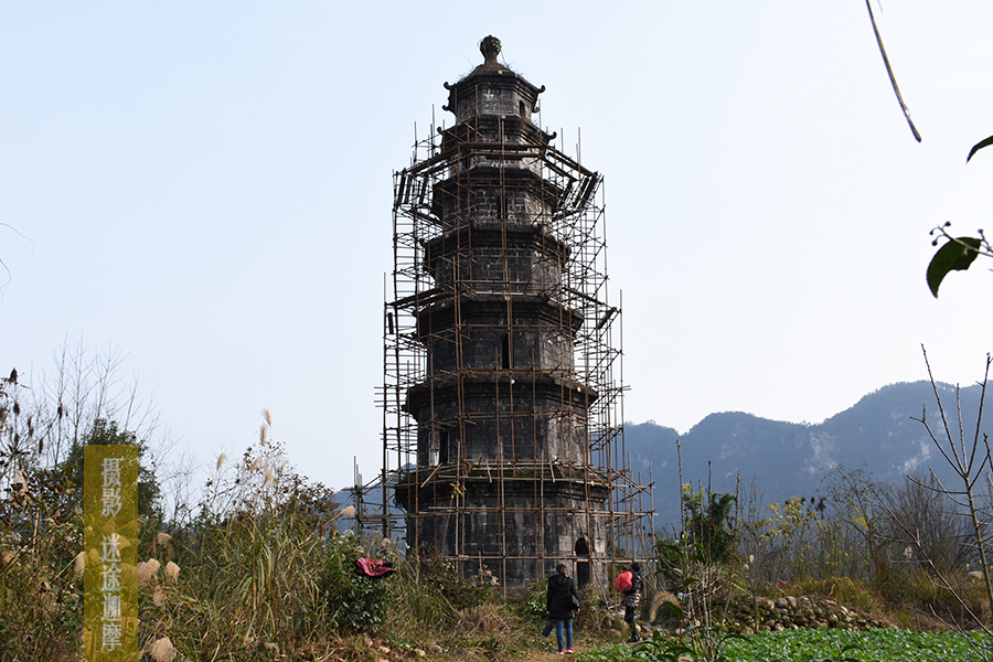 据说这鸣凤塔,常在月圆之夜,有凤凰鸣于其上,闻其