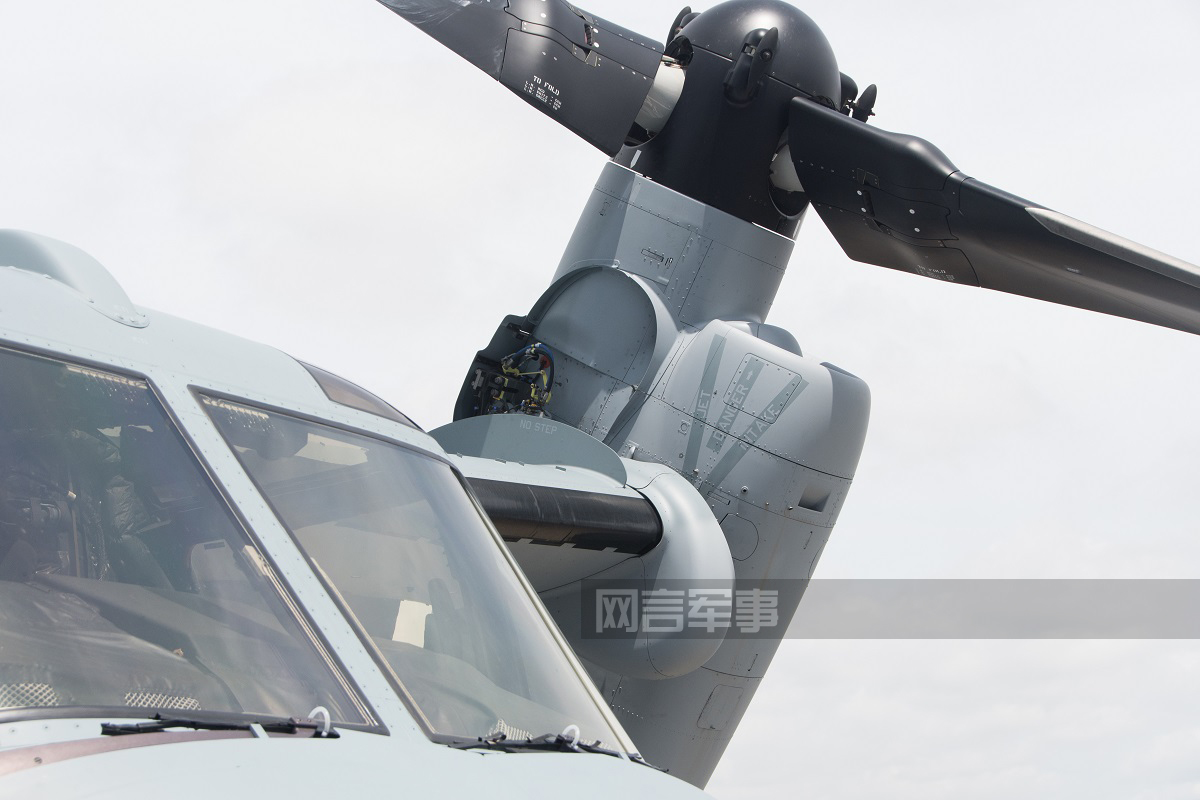 布线乱如麻！中国军迷近观美军最新MV-22倾转旋翼机