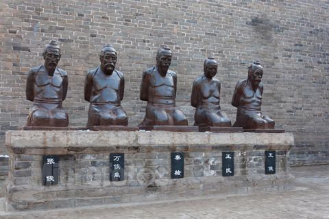 揭秘：岳飞墓前 跪的5个雕像，除了“秦桧” 还有4个是谁？