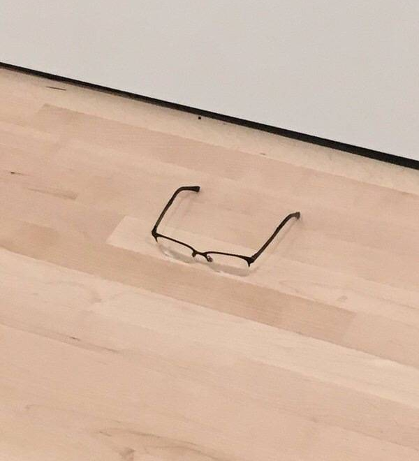 网友看展览把眼镜放到地上，成了艺术品