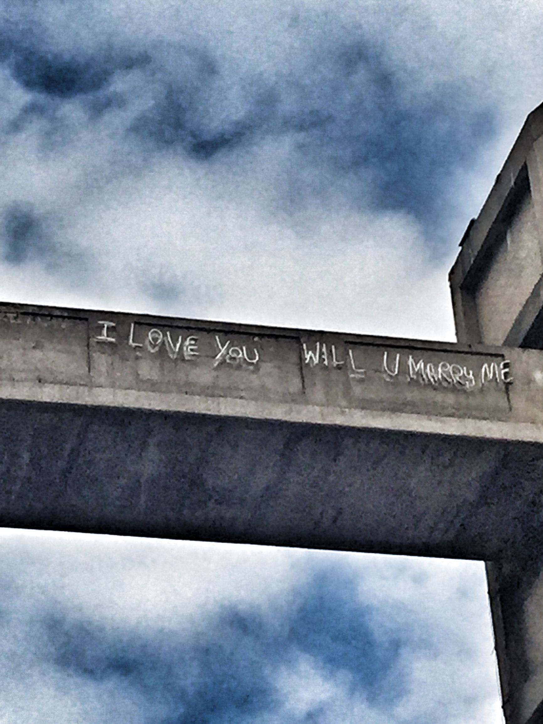 [故事谁都有可说可不说］一个天桥涂鸦背后的爱情故事