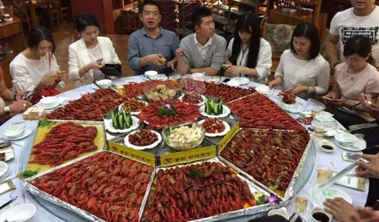 武汉一虾店开摆“全虾宴”：近十种口味拼着吃