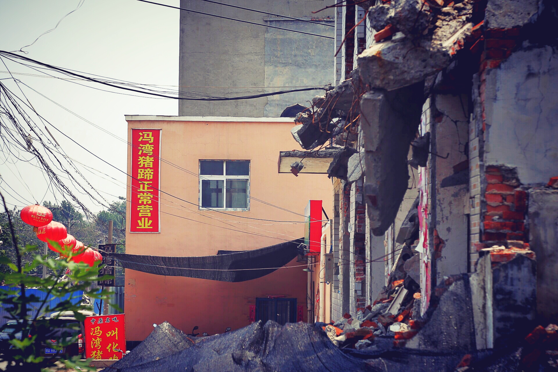 西三环拆迁后一片废墟，但这家猪蹄老店却火爆依然！