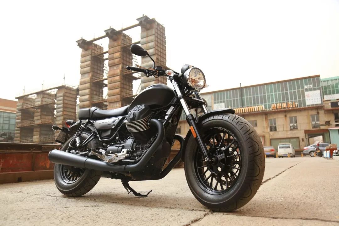 享受摩托车原始快感，Moto Guzzi V9 Bobber的机械乐趣！