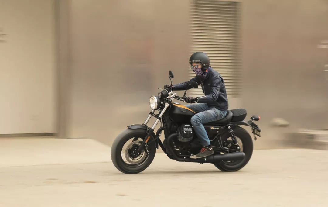 享受摩托车原始快感，Moto Guzzi V9 Bobber的机械乐趣！