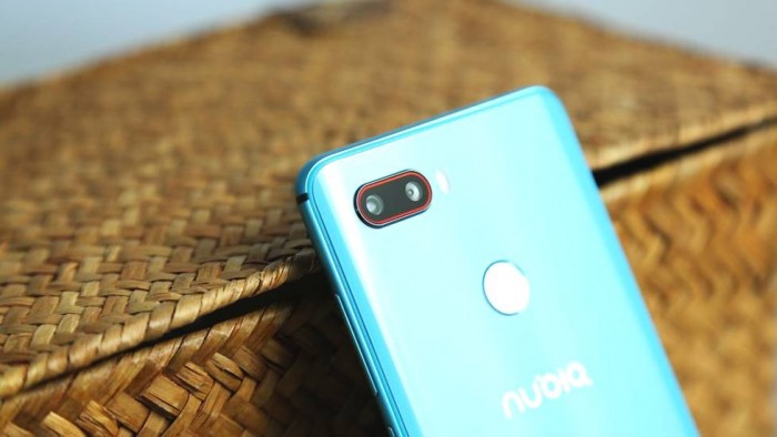 [图]nubia Z18mini拆箱图赏：珊珊来迟的小公牛全面屏手机