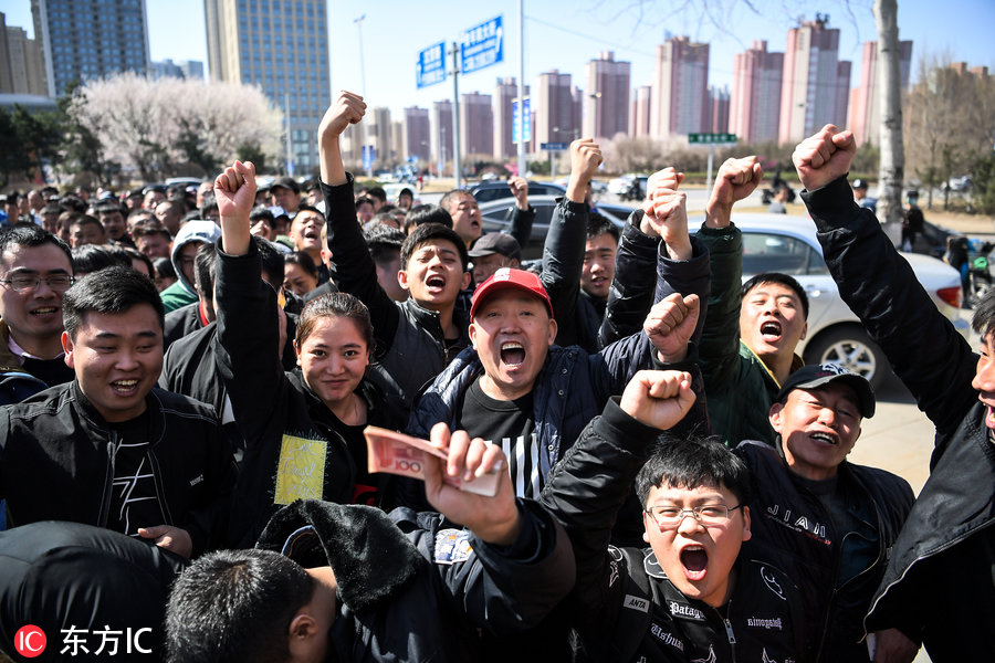 cba为什么可以卖票(CBA总决赛门票开售 通宵买到票的快乐一组图告诉你)