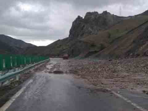 气温上升快  新疆独库公路遭遇大型泥石流