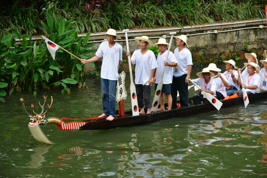 今天上午，广州荔枝湾举行龙舟巡游活动