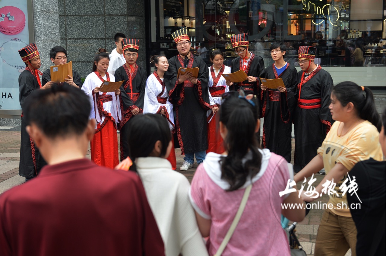次奥！端午节上海闹市街头惊现古装人 竟在人广看到了汉朝十夫子