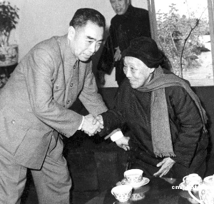 她曾经当众大骂蒋介石，毛主席起立迎接她